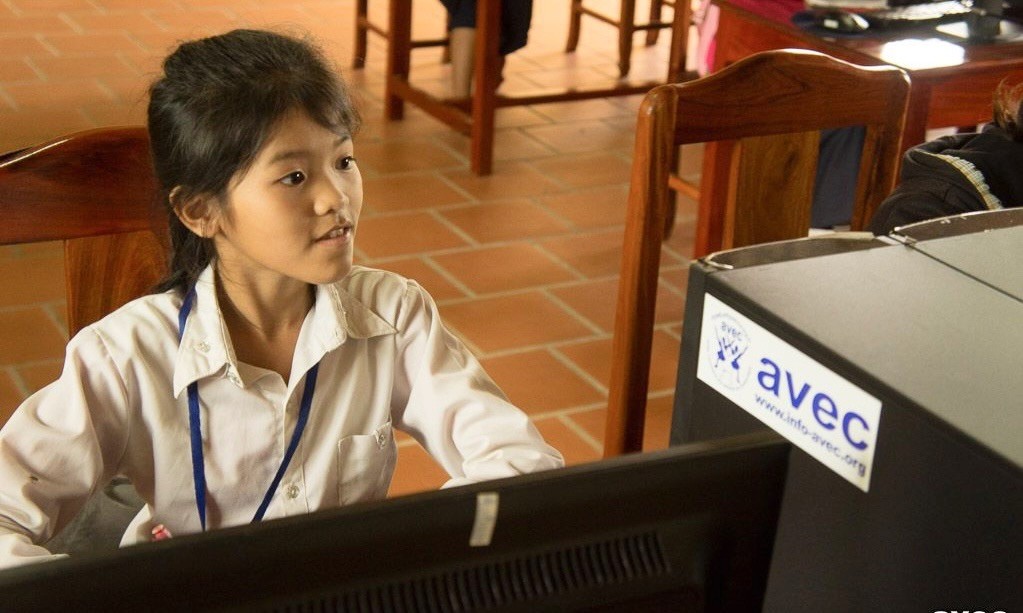 Notre centre de formation à Battambang au Cmabodge accueille chaque jour 400 enfants avides d'apprendre l'informatique et l'anglais